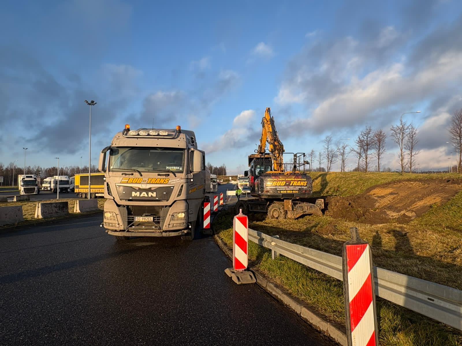 Roboty ziemne — koparka i ciężarówka BUD-TRANS